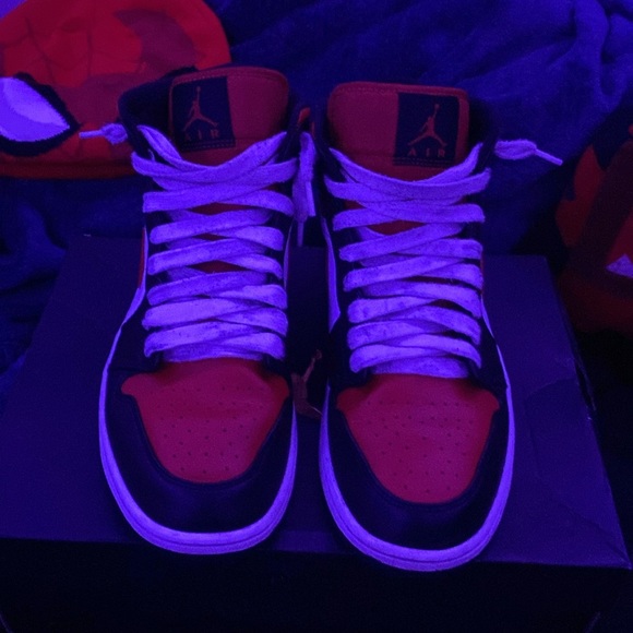 Jordan 1 Mid
White Black Red (2022) - Picture 2 of 4